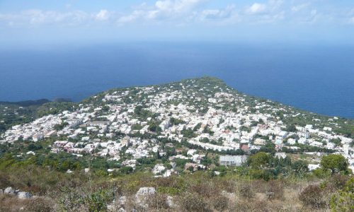 Sull’isola di Capri ancora abusi