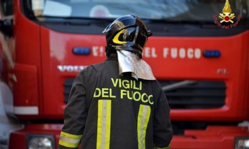 Treno fermo 20 minuti per incendio zona Castellammare Terme