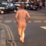 Fa scandalo in strada 39enne nudo