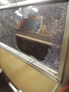 Babygang vandalizza finestrino di un treno della Circum