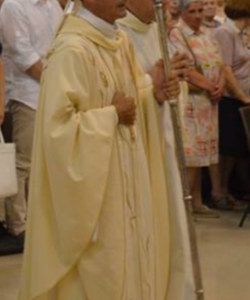 Messaggi hot, rimuove prete il vescovo Arturo Aiello