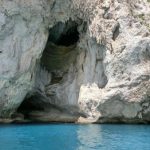 Affonda imbarcazione nelle acque di Capri al largo della Grotta Bianca, in salvo i cinque occupanti. LE FOTO