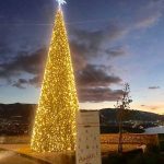 A dare il benarrivato ai turisti un big albero natalizio