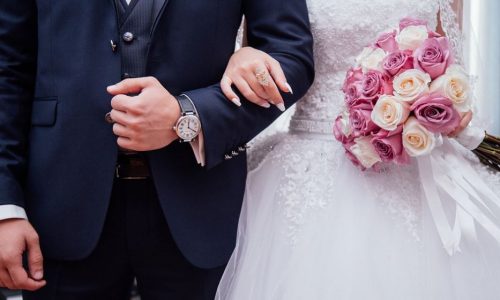 I laici potranno celebrare matrimoni e funerali