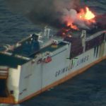 Scoppia incendio su nave mercantile ed affonda: equipaggio salvo (Video)