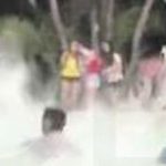 Bagno di vacanzieri nella “piscina” di piazza Lauro