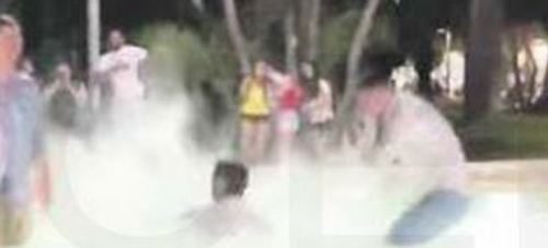 Bagno di vacanzieri nella “piscina” di piazza Lauro