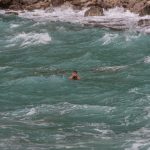 Nuotatore coraggioso a Capri si tuffa nel mare in tempesta: foto e video di fronte ai Faraglioni diventano virali