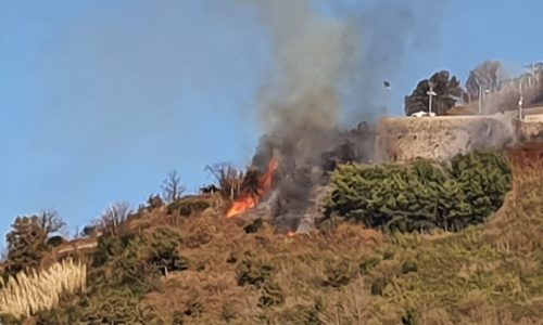 Incendio sulla Chiunzi-Corbara: vampate generate da materiale pirotecnico inesploso? [FOTO-VIDEO]