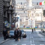 Il Papa esce e prega in due chiese di Roma