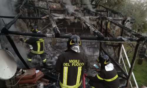 Abitazione a Praiano a fuoco: le fiamme danneggiano cavi Enel [FOTO]