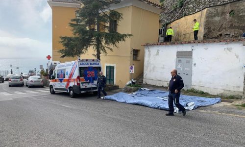 Ospedale Costa d’Amalfi: è troppo grande la tenda da emergenza coronavirus, montaggio fallito [FOTO]