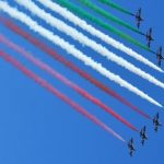 Le Frecce tricolori volano su Napoli: acrobazie intorno al Vesuvio (Video)