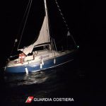 In avaria barca a vela in avaria a largo di Amalfi, soccorso in notturna della Guardia Costiera