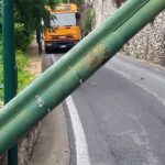 Capri, momenti di paura: caduto un palo della rete elettrica in via Marina Piccola