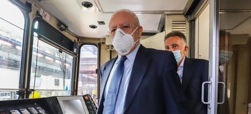 Campania, torna obbligo indossare mascherina all’aperto