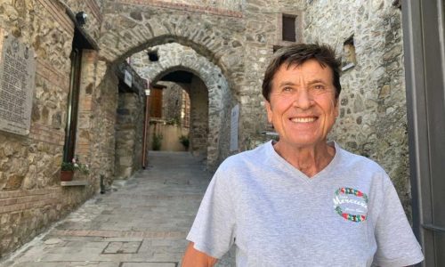 Strepitoso successo per il Borgo delle Favole: a sorpresa Gianni Morandi visita Quaglietta