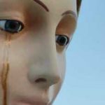 La statua della Madonna «lacrima» sangue. I fedeli urlano al miracolo