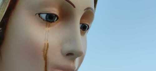 La statua della Madonna «lacrima» sangue. I fedeli urlano al miracolo
