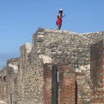 Pompei, visitatrice sale su tetto Terme Centrali per scattare foto