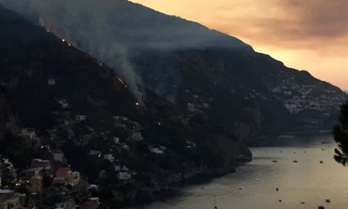 Domato vasto incendio sulle colline di Positano (Video)