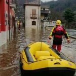Emergenza allagamenti in Campania, evacuate famiglie con i gommoni