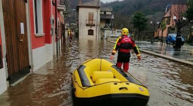 Emergenza allagamenti in Campania, evacuate famiglie con i gommoni