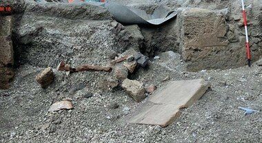 Pompei, lavori in strada riemergono reperti romani