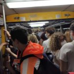 Treno Circumvesuviana, ultra affollato e viaggiatori accalcati