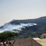Esteso incendio nella zona di Sant’Agata sui due golfi (Video)