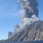 Stromboli forte esplosione sul cratere del vulcano