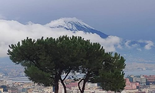 La prima neve imbianca la cime del Vesuvio e Faito