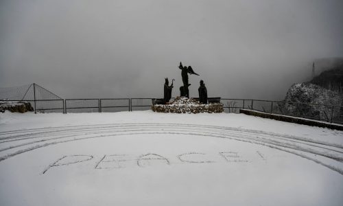 La parola ‘Peace’ scritta nella neve: desiderio di vita