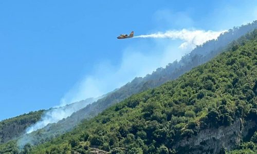 Spento incendio sui monti Lattari: bruciati ettari di vegetazione (Video)