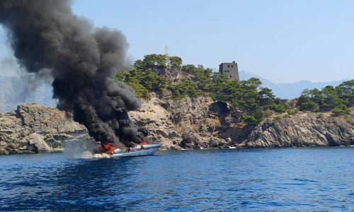Punta Campanella, motoscafo affondato: recupero subito per rischio fuoriuscita di gasolio