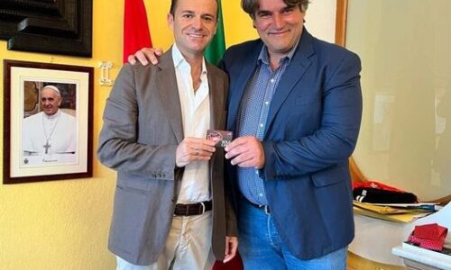 Sorrento, il sindaco Coppola riceve la ‘gold card’ rossonera