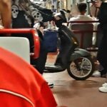 Circum, ragazzo viaggia con lo scooter in treno
