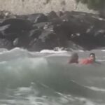Bambine salvate dall’impeto delle onde