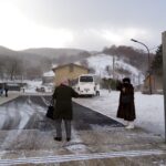 La tormenta di neve e l’aggrapparsi ai pali dei segnali stradali